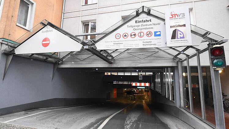 Steuerung des Parksuchverkehrs: Parken in den Parkhäusern der Stadtwerke soll günstiger sein als Parken in der Innenstadt.