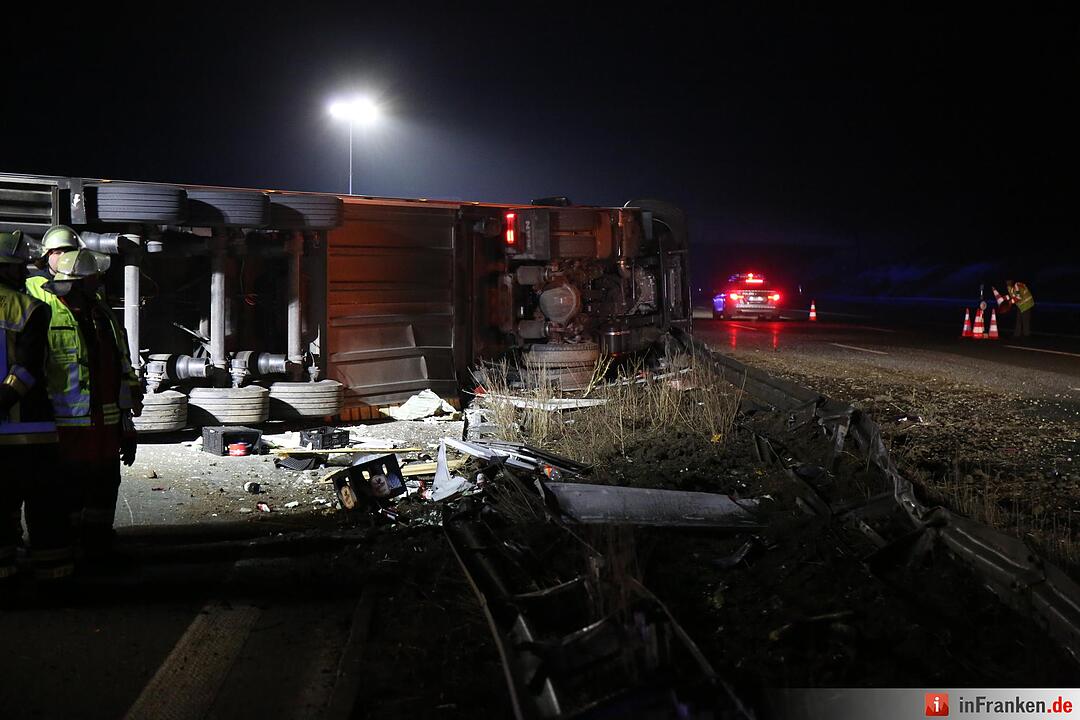 Kreis Bayreuth: Lkw kracht auf A9 in Mittelschutzplanke und kippt um – Fahrer verletzt