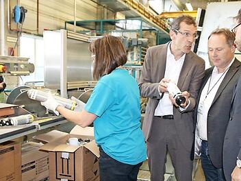 Aus alt mach neu: Bei der Firma PDR in Thurnau werden unter anderem verbrauchte PU-Schaumdosen recycelt. Welche Verfahren dahinterstecken, das erläuterte Geschäftsführer Thomas Hillebrand (Dritter von rechts) SPD-Staatssekretär Florian Pronold (rechts) und dem SPD-Bundestagskandidaten für Kulmbach, Thomas Bauske. Foto: Jochen Nützel