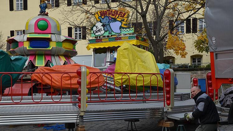 Die Schausteller  bauen ihre Fahrgesch&auml;fte f&uuml;r die Martinikirchweih auf.  Bernhard Panzer