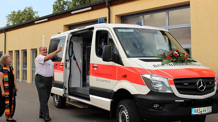 Durch die beiden Geistlichen Doris Otminghaus und Thorsten Hueller wurde das neue Einsatzfahrzeug der Wasserwacht Haßfurt gesegnet und offiziell seiner Bestimmung übergeben. Foto: Janina Lörzer/BRK