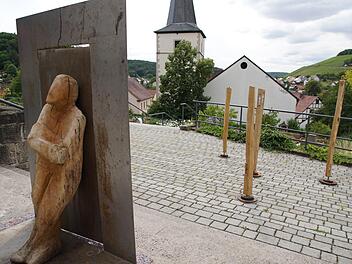 Sebastian Bach hat auf dem Friedhof in Ramsthal die passende Umgebung für seine Werke gefunden. Foto: Arkadius Guzy