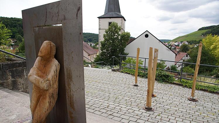 Sebastian Bach hat auf dem Friedhof in Ramsthal die passende Umgebung für seine Werke gefunden. Foto: Arkadius Guzy