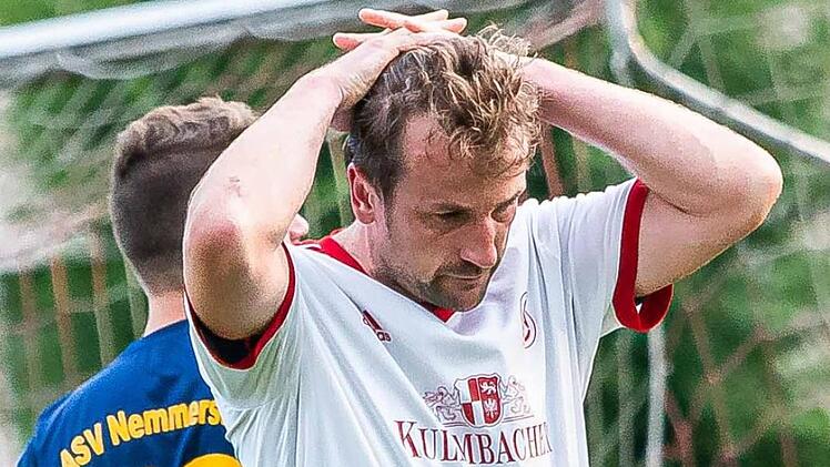Es ist zum Haareraufen: Nach tollem Saisonstart mit 13 Punkten aus fünf Spielen haben die Neuenmarkter um Spielertrainer Florian Schlegel zuletzt viermal in Folge verloren. Foto: Alexander Muck