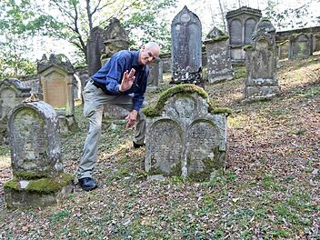 Tom Cohen neben dem Grabstein von Abraham und Mina Kohn, geb. Frankenberger, mit der Geste der "segnenden Hand" Foto: Adelheid Waschka