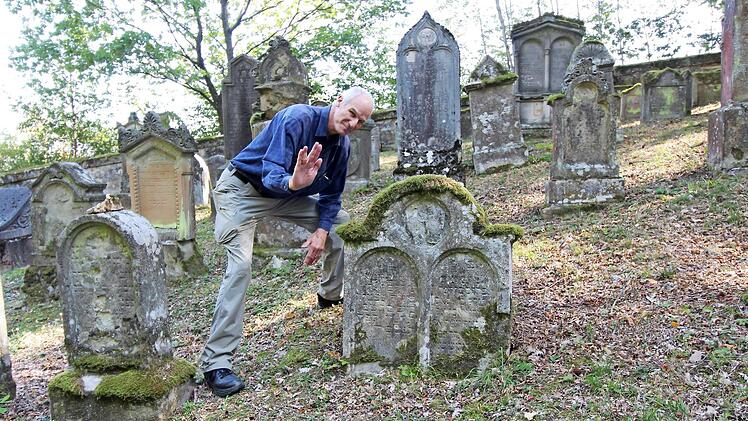Tom Cohen neben dem Grabstein von Abraham und Mina Kohn, geb. Frankenberger, mit der Geste der "segnenden Hand" Foto: Adelheid Waschka