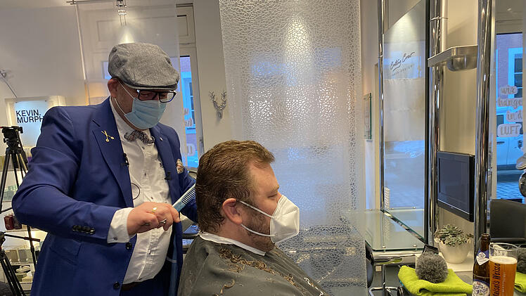 Höchstgebot 422 Euro: Bayreuther Friseur versteigert ersten Termin nach dem Lockdown