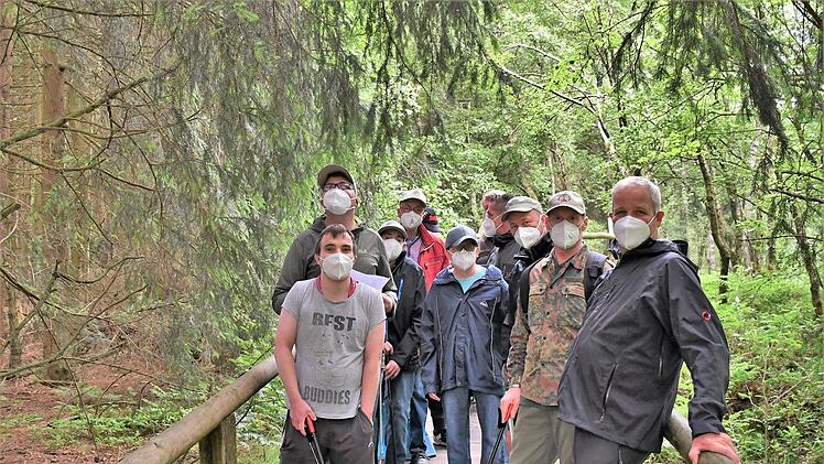 Ranger Arnold Will (rechts) mit der Gruppe der Tanner Diakonie.  Foto: Rosina Weber