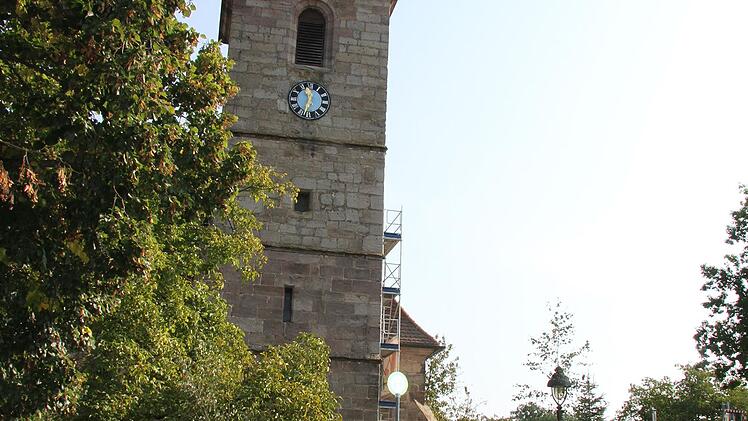 Die vier Orts-Paare tanzten um die Linde und verbreiteten endlich wieder ein bisschen Kerwa-Gefühl.