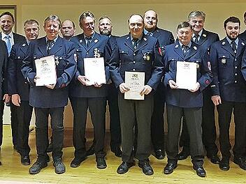 Bei der Ehrung im Sportheim (von links): Vorsitzender Norbert Erhardt, stellvertrender Landrat Dieter Schaar, der Mainleuser Bürgermeister Robert Bosch, Georg Zapf, Dieter Will, Reiner Zapf, Alfons Kraus, Daniel Karg, Daniel Schnapp, Kommandant Pa...