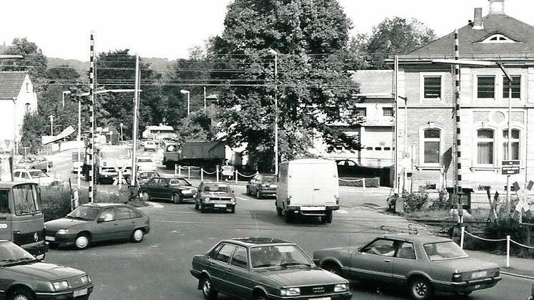 Aus den 1980er Jahren stammt diese Aufnahme - im Vordergrund die damalige "Schlachthof-Kreuzung", die längst der Frankenbrücke gewichen ist. Rechts im Hintergrund der Schlachthof und der alte Gasometer der Städtischen Werke. Foto: CT-Archiv