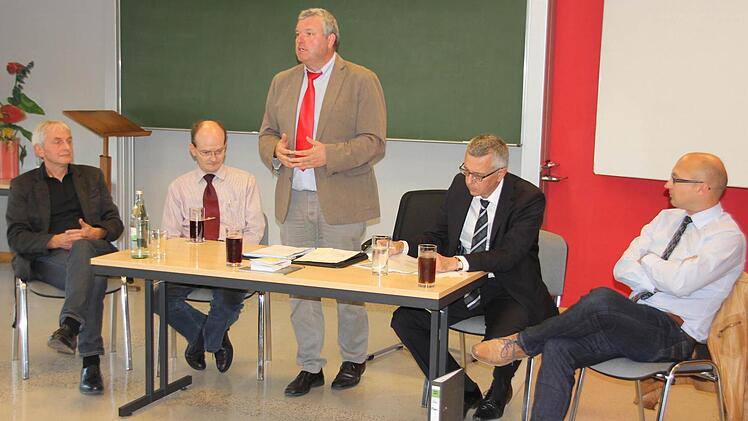 Franz Hümmer, Dieter Sauer, Bürgermeister Hennemann, Manfred Wetzel und Lothar Menzel (von links) bei der Informationsveranstaltung am Dienstagabend.