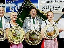 Die neuen Sander Schützenmajestäten (ab Drittem von links): Vizekönig Stefan Flachsenberger, Seniorenkönig Edwin Heurung, Schützenkönigin Eva-Maria Krines, Schützenkönig Wolfgang Krines, Vizekönigin Nadine Mühlfelder, David Flachsenberger, Veit Hofmann (1. und 2. Ritter Jugend) und Jugend-Schützenkönig Heinz Martin. Es gratulierten (von links) Zweiter Bürgermeister Gerhard Zösch und Zweite Schützenmeisterin Andrea Linke sowie Ehrengauschützenmeister Dieter Koch (rechts).  Foto: Alfons Beuerlein