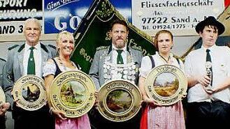 Die neuen Sander Schützenmajestäten (ab Drittem von links): Vizekönig Stefan Flachsenberger, Seniorenkönig Edwin Heurung, Schützenkönigin Eva-Maria Krines, Schützenkönig Wolfgang Krines, Vizekönigin Nadine Mühlfelder, David Flachsenberger, Veit Hofmann (1. und 2. Ritter Jugend) und Jugend-Schützenkönig Heinz Martin. Es gratulierten (von links) Zweiter Bürgermeister Gerhard Zösch und Zweite Schützenmeisterin Andrea Linke sowie Ehrengauschützenmeister Dieter Koch (rechts).  Foto: Alfons Beuerlein