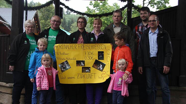 Ein klein wenig haben sich die Mitglieder des Bauernverbandes dann doch noch in eine Protestpose gestellt.  Foto: Anja Greiner
