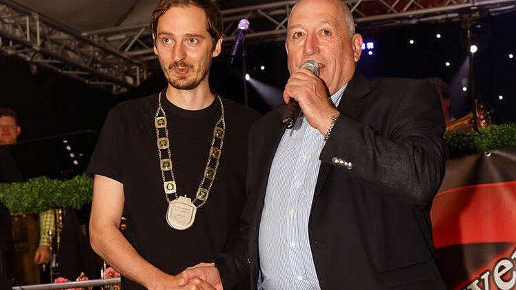 Erster Schützenmeister Johannes Haase übergibt Tobias Treuner die Jedermannkönigskette. Foto: Florian Bauer