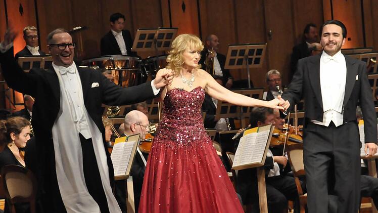 Patrick Rohbeck, Iva Simon und Rodrigo Porras Garulo verstehen durch ihren Gesang, das Publikum zu begeistern. Foto: Peter Klopf