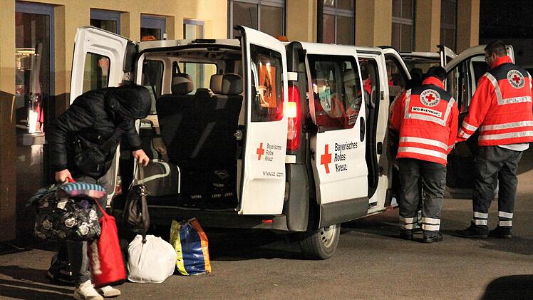 Mit Kleinbussen des BRK wurden die serbischen Mitbürger samt Gepäck von einem Parkplatz bei Ebelsbach zur BRK-Unterkunft nach Haßfurt gefahren, wo sie sich aufwärmen konnten und verpflegt wurden. Fotos: Michael Will/BRK Haßberge
