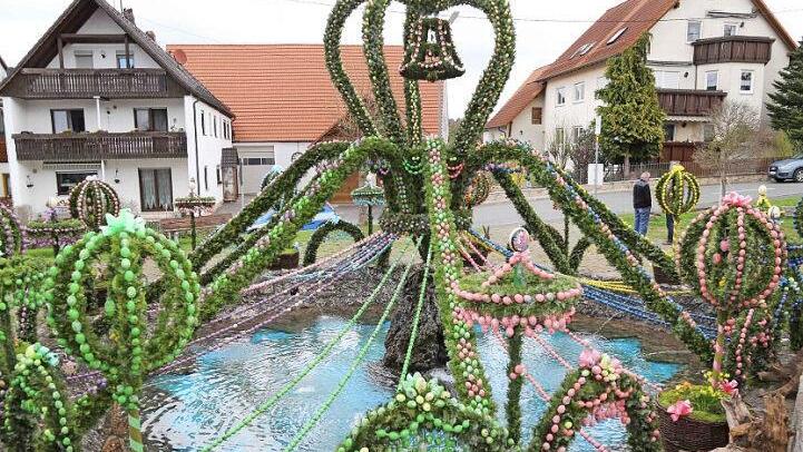 Der Bieberbacher Osterbrunnen Foto: Franz Galster