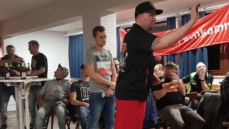 Der entscheidende Wurf im Endspiel (Foto links): Danny Plass - in der Dart-Region besser bekannt als "The Gamer" - trifft die Doppel 1. Die Fans des unterlegenen Finalisten Fabian Fischer (links) haben bereits eine böse Vorahnung und können gar nicht mehr hinsehen. - Auch Bauglaser-Meister Tobias Bieberbach (Bild Mitte) bewies ein ruhiges Händchen. Der Gelegenheits-Darter, der keinem der vielen organisierten Klubs im Landkreis angehört, schaltete auf dem Weg ins Achtelfinale mehrere höher ein...