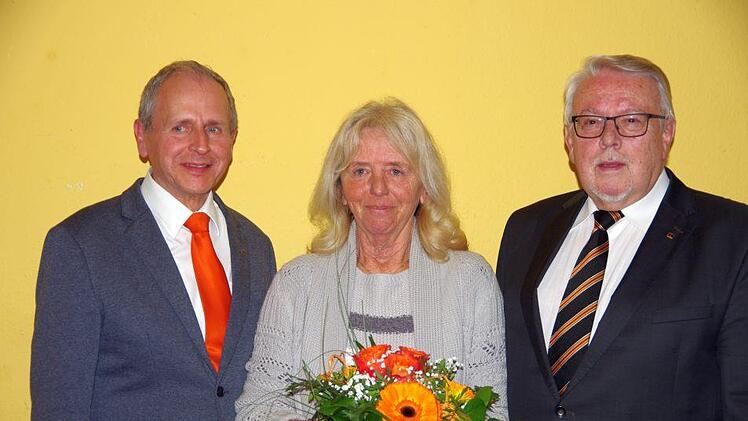 Christiana Reichert (Mitte) wird von Elmar Will (links) und Heiner  Fuchs gewürdigt. Foto: Klaus Werner