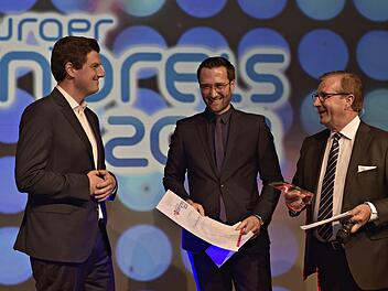 Coburger Medienpreis 2018 (von links):  Preisträger Till Krause,  Laudator Andre Haller und Moderator Jan Hofer. Foto: Valentina Trajkovska