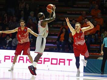 Auch in dieser Szene kommt Slim-Sander Vene (rechts) zu spät, so dass Tyrese Rice frei zum Wurf kommt und einen seiner drei Dreier versenkt. Foto: championsleague.basekteball