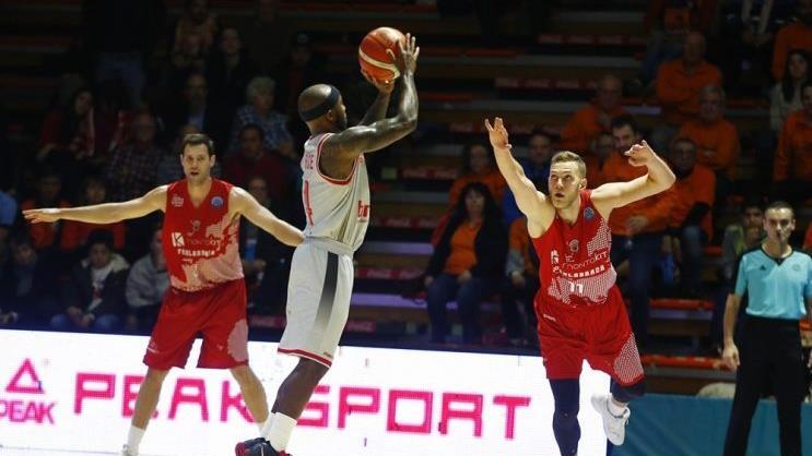 Auch in dieser Szene kommt Slim-Sander Vene (rechts) zu spät, so dass Tyrese Rice frei zum Wurf kommt und einen seiner drei Dreier versenkt. Foto: championsleague.basekteball