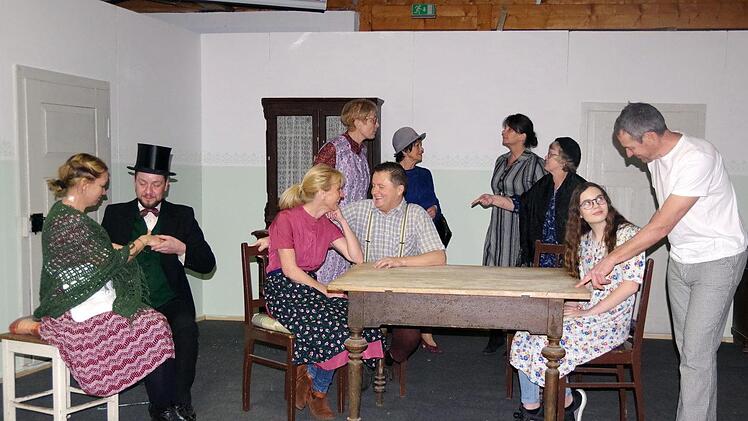 Insgesamt drei Aufführungen des Mundartstücks "A Leich im Gattn" werden in Steinberg stattfinden. Foto: Heike Schülein
