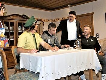 Szene mit (von links) Christa Täuber, Christian Neus, Manuel Hartmann, Wolfgang Müller, André Mühlbauer und Nadine Kolb Foto: Werner Reißaus