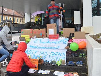 Einige Eltern und Kinder beteiligten sich am Samstag an einer Aktion, zu der der Verein "Eltern stehen auf" zuvor aufgerufen hatte und kamen zum Rathaus.Foto:  Rainer Lutz