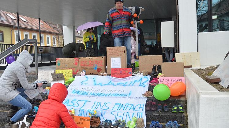 Einige Eltern und Kinder beteiligten sich am Samstag an einer Aktion, zu der der Verein "Eltern stehen auf" zuvor aufgerufen hatte und kamen zum Rathaus.Foto:  Rainer Lutz