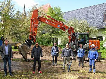 Baubeginn für die Parkanlage in der Nähe der Klosterkirche (von links): Bürgermeister Michael Keilich, Björn de Roij, Felix Stiefelbein, Mathias Häfner, Stefan Dümmlein und Kai Margraf