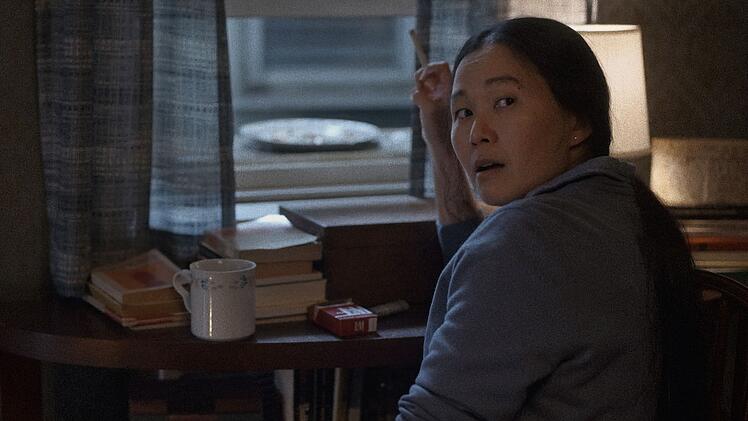 Liz (Hong Chau) ist der einzige Mensch, den Charlie regelm&auml;&szlig;ig sieht.