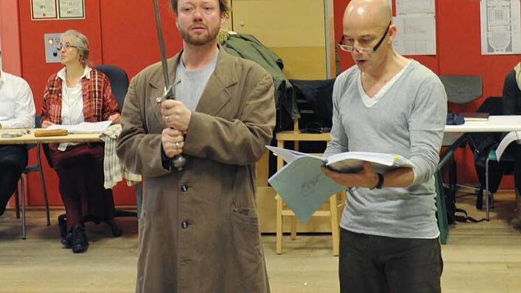 Probenszene mit Daniel Kirch als Lohengrin und Regisseur Carlos Wagner.Foto: Pilar Dismar