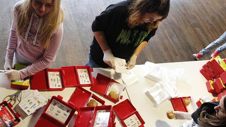 Die Schüler der Mittelschule Eggolsheim packen Brotzeit-Boxen. Foto: Josef Hofbauer