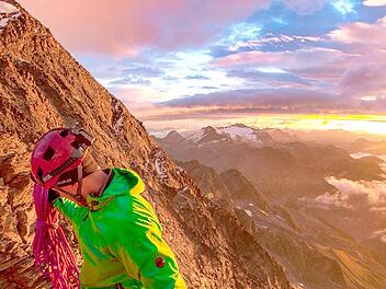 Beginn der Kletterei an der Weismiess - hier Marko Koberstein - während einem wirklich infernalischen Sonnenaufgang. Foto: Silvan Metz