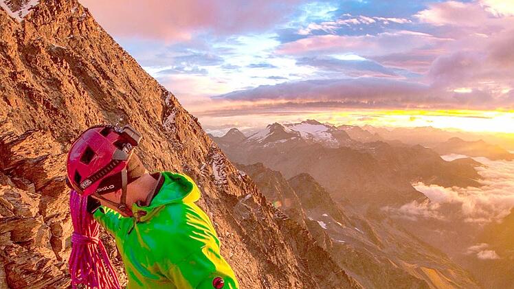 Beginn der Kletterei an der Weismiess - hier Marko Koberstein - während einem wirklich infernalischen Sonnenaufgang. Foto: Silvan Metz