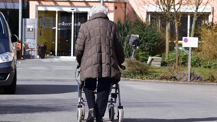 Die Zahl der Senioren wrd zunehmen. Damit sich Landkreis und Kommunen darauf einstellen können, wird ein Konzept erarbeitet. Foto: R. Rinklef