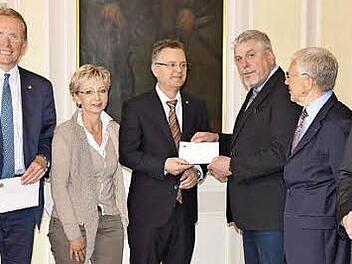 Geldsegen in der Regimentstube des Coburger Rathauses (von links): Christine Unfried (Lebenshilfe), Giorgio Cumbat, Ute Schmidt, Matthias Schmidt (alle Lions-Club), OB Norbert Tessmer (Weißer Ring), Erhard Hofmann (Lions-Club), Sebastian Schelhorn (Lebenshilfe)  Foto: Gabi Arnold