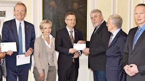 Geldsegen in der Regimentstube des Coburger Rathauses (von links): Christine Unfried (Lebenshilfe), Giorgio Cumbat, Ute Schmidt, Matthias Schmidt (alle Lions-Club), OB Norbert Tessmer (Weißer Ring), Erhard Hofmann (Lions-Club), Sebastian Schelhorn (Lebenshilfe)  Foto: Gabi Arnold