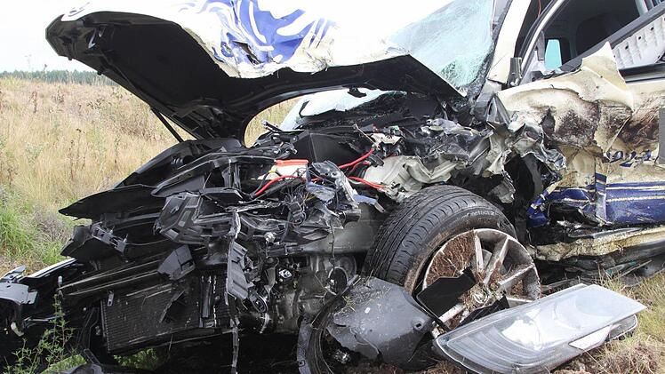 Das Taxi, mit dem der Mazda kollidiert war.  Foto: Jürgen Gärtner