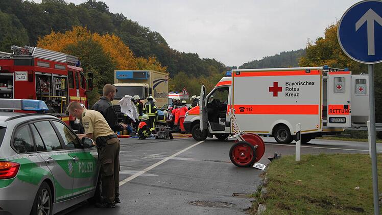 Zu einem schweren Unfall kam es heute auf der B289 in Kulmbach in Höhe Kauernburg. Foto: Stephan Tiroch