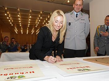 Bürgermeisterin Anna Stolz aus Arnstein und Major Bernd Weissenberger unterzeichnen die Patenschaftsurkunden. Foto: Arkadius Guzy