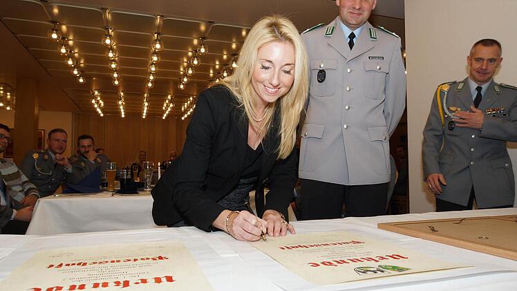 Bürgermeisterin Anna Stolz aus Arnstein und Major Bernd Weissenberger unterzeichnen die Patenschaftsurkunden. Foto: Arkadius Guzy