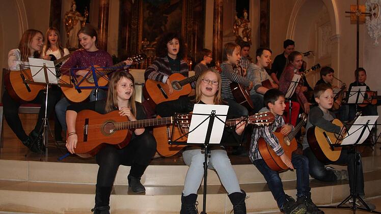 Die Gitarrenschüler des Musikinstitutes Stadtsteinach rockten den Weihnachtsmarkt. Foto: Sonja Adam