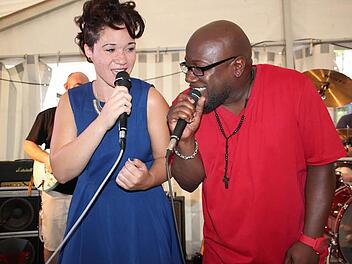 Herzergreifend: Orange Shakers-Sänger Larry Rayford singt mit seiner Tochter Vanessa die Soul-Ballade "Cruisin". Ob es dazu auch am 7. Mai im "TECnet Zentrum" in Burkersdorf kommt? Foto: Stephan Stöckel