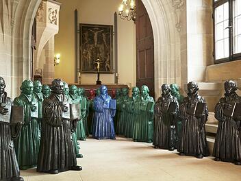 Ottmar Hörls Lutherfiguren wurden probeweise auch mal in der Lutherkapelle aufgestellt. Das Publikum kann sie jetzt aber auf der Treppe zum Luther-Denkmal im ersten Burghof sehen.  Foto: Kunstsammlungen der Veste Coburg