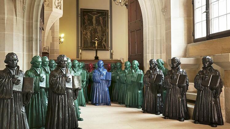 Ottmar Hörls Lutherfiguren wurden probeweise auch mal in der Lutherkapelle aufgestellt. Das Publikum kann sie jetzt aber auf der Treppe zum Luther-Denkmal im ersten Burghof sehen.  Foto: Kunstsammlungen der Veste Coburg