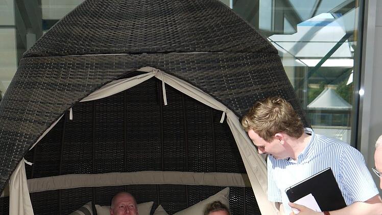 Schick, schick: Lars-Jörg Otto und Stine Michel testen einen neuen "Kokon" für den Baumwipfelpfad. Bürgermeister Tobias Ehrlicher (rechts) schaut zufrieden zu. Foto: Berthold Köhler